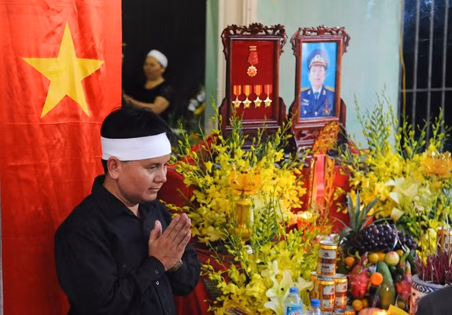 Video: Đẫm nước mắt lễ viếng ở quê nhà phi công Trần Quang Khải ảnh 13