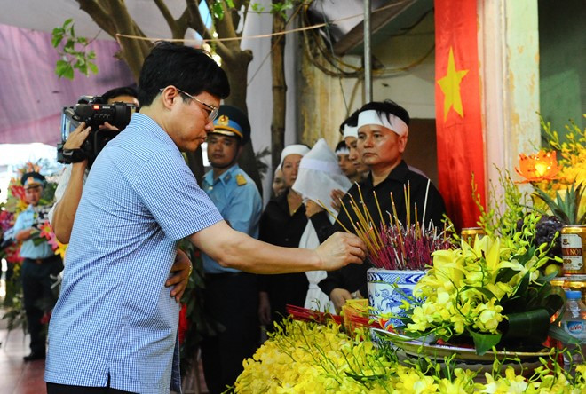 Video: Đẫm nước mắt lễ viếng ở quê nhà phi công Trần Quang Khải ảnh 14