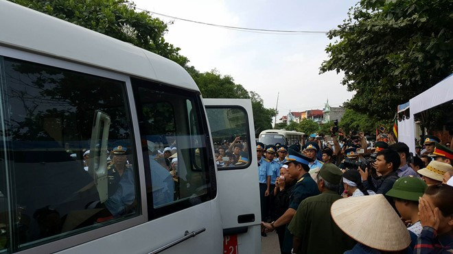 Video: Đẫm nước mắt lễ viếng ở quê nhà phi công Trần Quang Khải ảnh 3