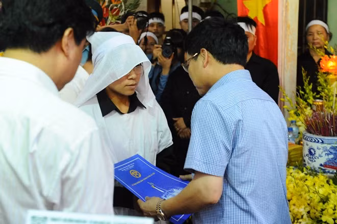 Video: Đẫm nước mắt lễ viếng ở quê nhà phi công Trần Quang Khải ảnh 15