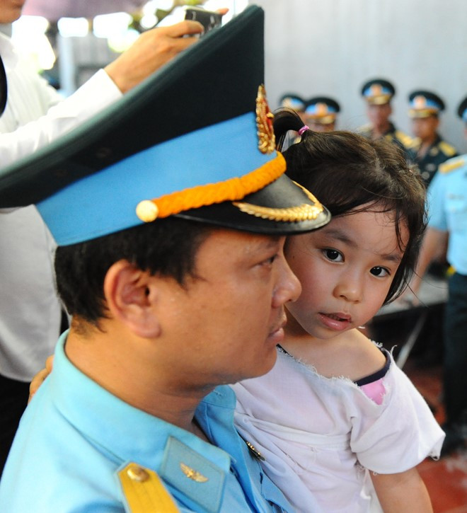 Video: Đẫm nước mắt lễ viếng ở quê nhà phi công Trần Quang Khải ảnh 10