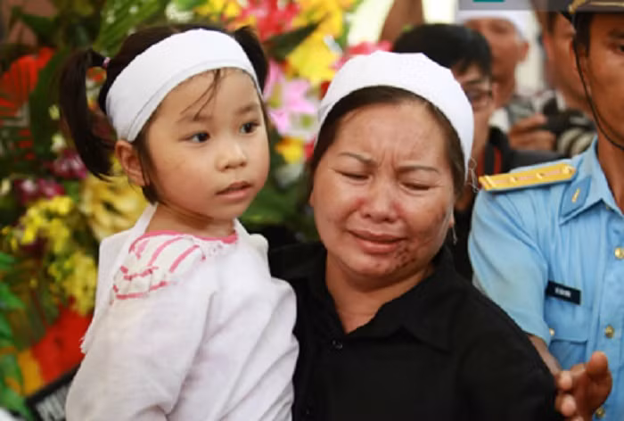 Do còn quá nhỏ nên con gái Đại tá Khải vẫn chưa hiểu hết được nỗi đau đang đến với gia đình.