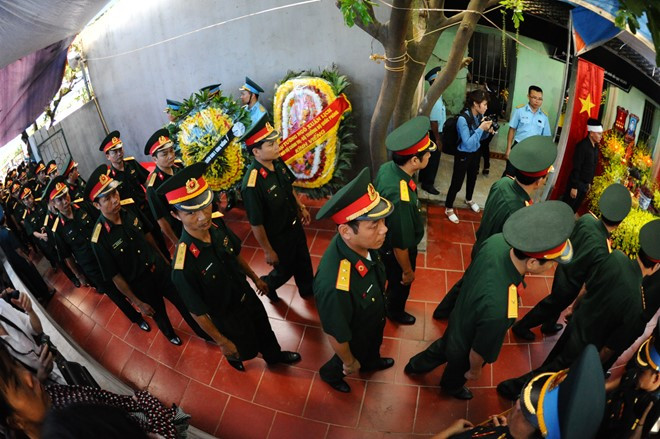 Video: Đẫm nước mắt lễ viếng ở quê nhà phi công Trần Quang Khải ảnh 11