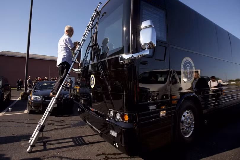 Video: Cận cảnh xe buýt bọc thép của Tổng thống Obama ảnh 4 Video: Cận cảnh xe buýt bọc thép của Tổng thống Obama ảnh 4