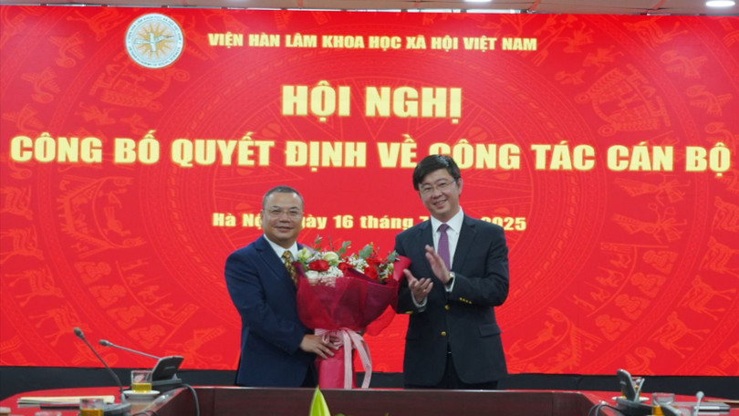 951_bui hoang phuong tang hoa.jpg