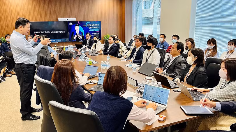 Chủ tịch FPT chia sẻ với gần 50 quản lý của FPT tại Nhật. Ảnh: Chungta.vn