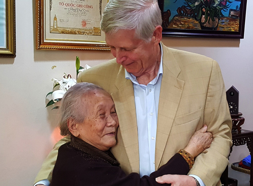 Cựu binh Mỹ Carl W. Greifzu đến ôm hôn mẹ AHLS Đặng Thùy Trâm, nghẹn ngào không nói lên lời.