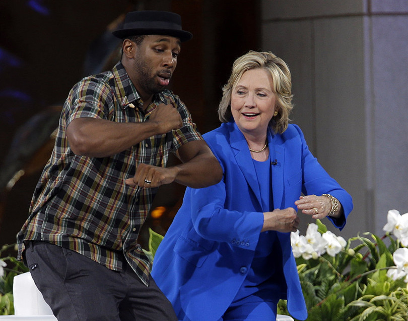 Ứng viên Tổng thống Hoa Kỳ Hillary Clinton khiêu vũ với DJ Stephen "tWitch” Boss ở New York, năm 2015 Đọc thêm: http://vn.sputniknews.com/photo/20160327/1394171.html#ixzz44AGxFshk