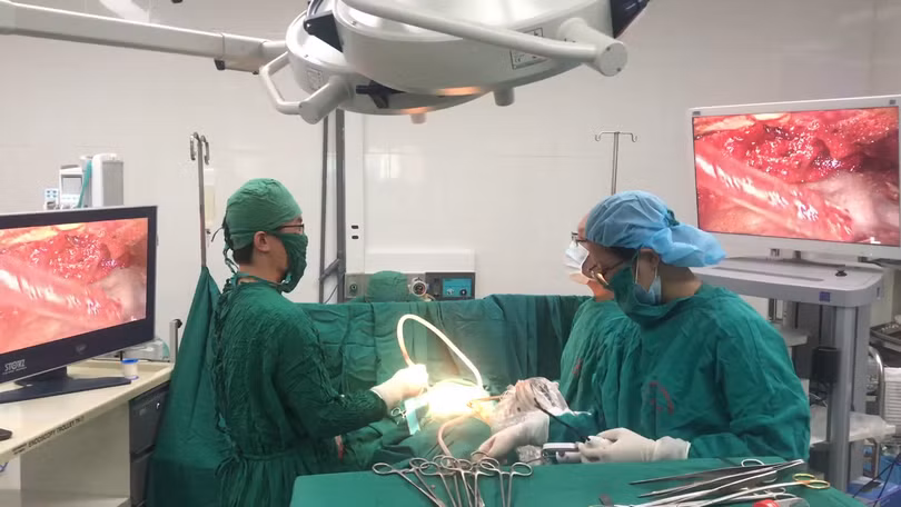 Nhóm bác sĩ của Bệnh viện Phổi Trung ương phẫu thuật cắt u cho bệnh nhân T.