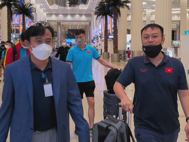 Ông Nguyễn Văn Tuấn, Bí thư thứ nhất Đại sứ quán Việt Nam tại UAE (trái) trực tiếp ra sân bay đón và hỗ trợ đội tuyển U23 Việt Nam