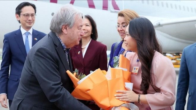 Tổng Thư ký Liên hợp quốc António Guterres đến sân bay quốc tế Nội Bài bắt đầu thăm chính thức Việt Nam. (Ảnh: TTXVN)