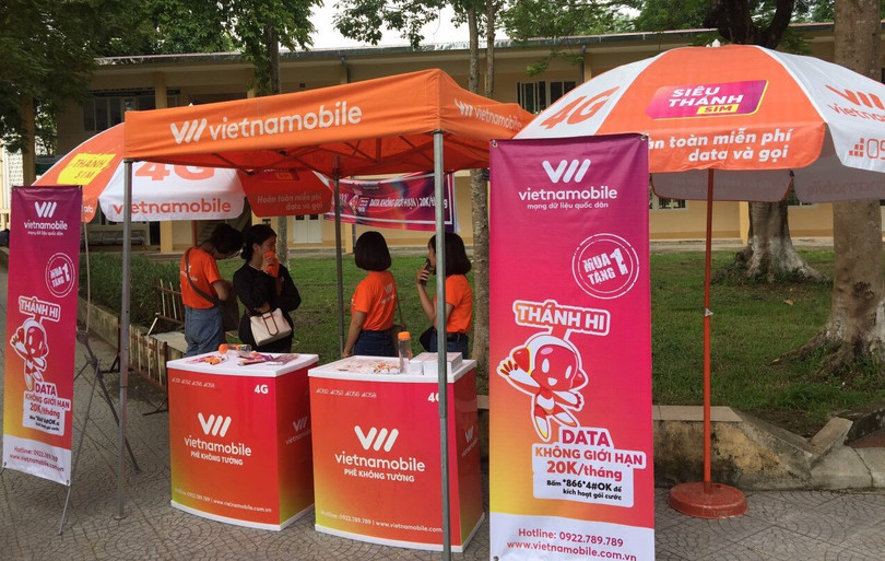 Chi nhánh Vietnammobile công khai bán sim 'rác' trong khuôn viên trường Đại học.