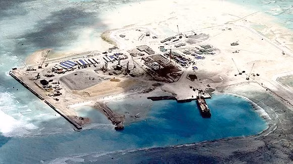 Một đảo nhân tạo mà Trung Quốc bồi đắp trái phép tại biển Đông. Ảnh: Trung tâm Nghiên cứu chiến lược và quốc tế (CSIS)