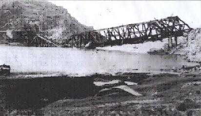 Trận địch đánh sập cầu Hàm Rồng vẫn là một nỗi day dứt những người lính đã nhiều năm gắn bó với nhịp cầu. Trận địch đánh sập cầu Hàm Rồng vẫn là một nỗi day dứt những người lính đã nhiều năm gắn bó với nhịp cầu.