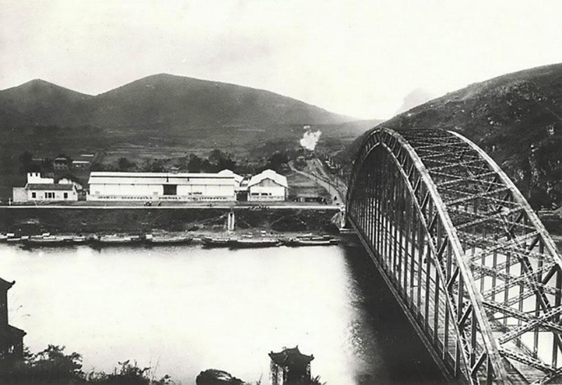 Có người tiếc: "Giá chiếc cầu trong chiến tranh còn đến hôm nay, có thể coi đó là một di tích lịch sử được Nhà nước xếp hạng". Có người tiếc: "Giá chiếc cầu trong chiến tranh còn đến hôm nay, có thể coi đó là một di tích lịch sử được Nhà nước xếp hạng".