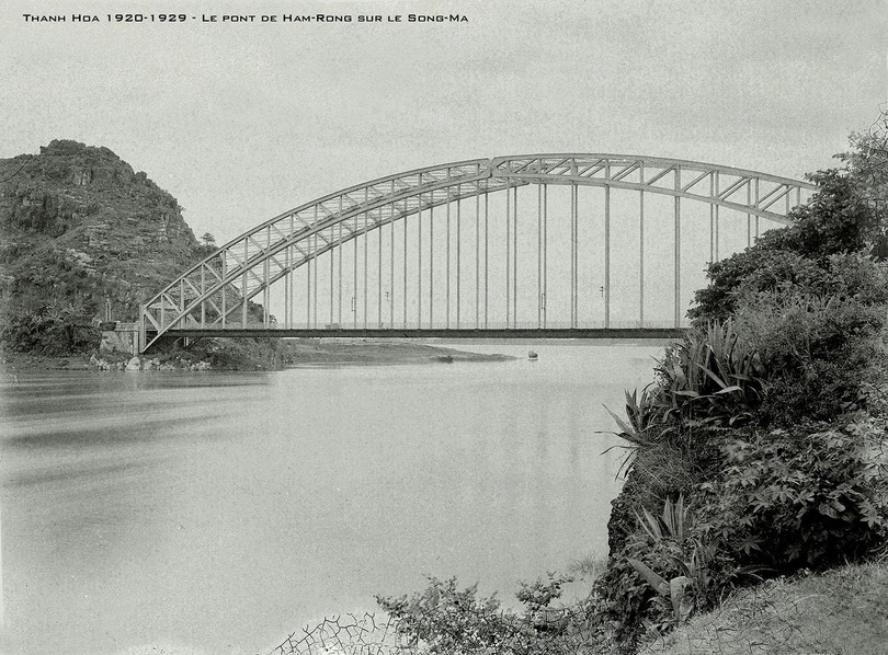 Cầu Hàm Rồng cũ do Pháp xây dựng năm 1904 là cầu vòm thép không có trụ ở giữa. Cầu Hàm Rồng cũ do Pháp xây dựng năm 1904 là cầu vòm thép không có trụ ở giữa.