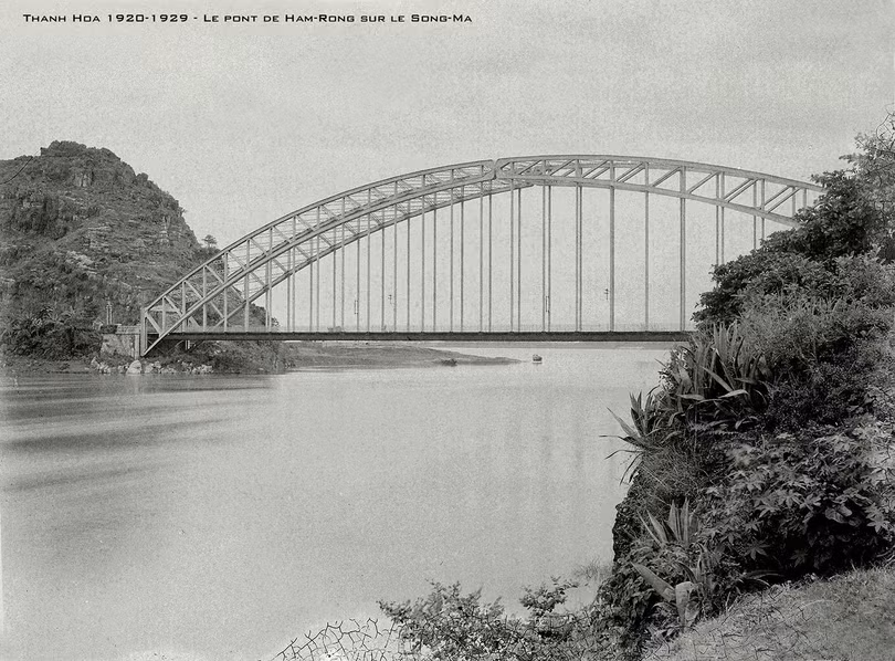 Cầu Hàm Rồng cũ do Pháp xây dựng năm 1904 là cầu vòm thép không có trụ ở giữa.