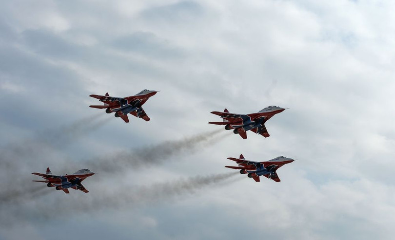 Phi đội nhào lộn "Yến én" tập luyện chuẩn bị cho lễ diễu binh mừng ngày Chiến thắng 