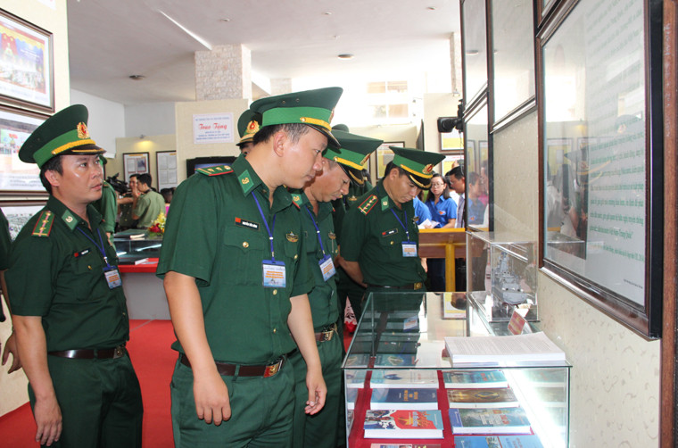 Đông đảo cán bộ, chiến sỹ lực lượng vũ trang đóng trên địa bàn tỉnh An Giang đã đến tham quan triển lãm Đông đảo cán bộ, chiến sỹ lực lượng vũ trang đóng trên địa bàn tỉnh An Giang đã đến tham quan triển lãm