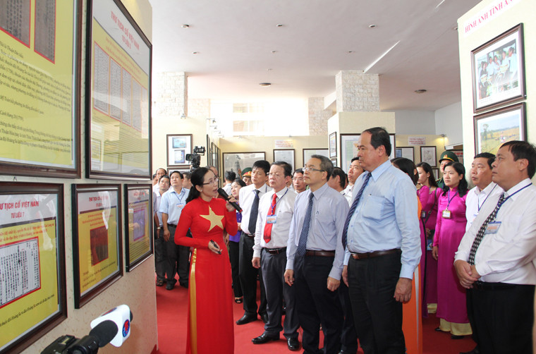 Thứ trưởng Phan Tâm và các đại biểu tham quan triển lãm Thứ trưởng Phan Tâm và các đại biểu tham quan triển lãm