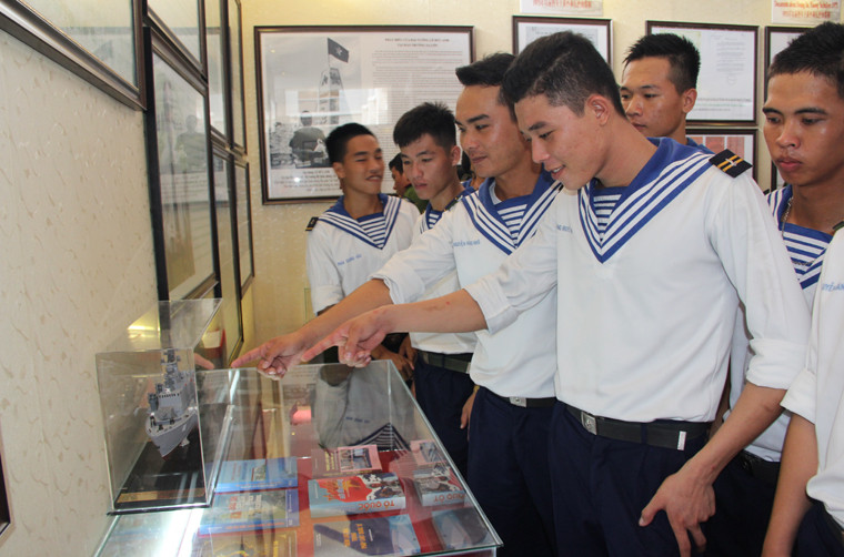 Đông đảo cán bộ, chiến sỹ lực lượng vũ trang đóng trên địa bàn tỉnh An Giang đã đến tham quan triển lãm Đông đảo cán bộ, chiến sỹ lực lượng vũ trang đóng trên địa bàn tỉnh An Giang đã đến tham quan triển lãm