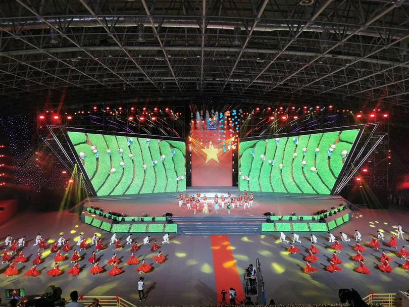 Lời giã bạn của nước chủ nhà SEA Games 31Việt Nam bằng chùm bài hát Quan họ - Di sản Phi vật thể thế giới được UNESCO công nhận với những làn điệu Mời Trầu, Giã bạn, và Người ơi người ở đừng về qua phần trình bày của 100 nghệ sỹ Dân ca Quan họ Bắc Ninh.
