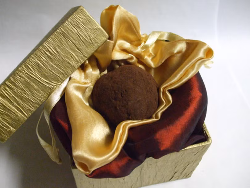 Một viên sô cô la La Madeline au Truffle nặng 5 gram trị gái 250 USD (xấp xỉ 5 triệu rưỡi). Được bọc bởi một lớp lụa, viên chocolate này là tinh hoa của chocolate đen, đường, heavy cream và dầu truffle. Đương nhiên, thành phần của nó không thể thiếu nấm truffle Perigord của Pháp. Lớp ngoài cùng được áo thêm một lớp chocolate và bột cocoa.