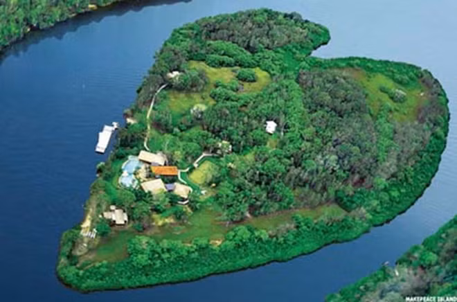 Nằm ngoài khơi bờ biển của Australia, hòn đảo Makepeace có hình dáng trái tim độc đáo là một thiên đường lý tưởng cho những ai muốn dành cho người yêu của mình một mùa Valentine lãng mạn. Hòn đảo này còn có nhiều dịch vụ đa dạng như khu nghỉ dưỡng, spa cao cấp,… Mức giá thuê hòn đảo này khoảng từ 7.900 – 14.990 USD/đêm, tương đương từ 173 triệu đồng – 330 triệu đồng/đêm.