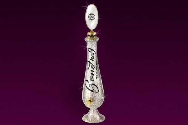 Chrystalized Amphora, chai nước hoa được đính 16.500 viên pha lê Swarovski. Giá của nó là 3.500 USD (hơn 77 triệu đồng).