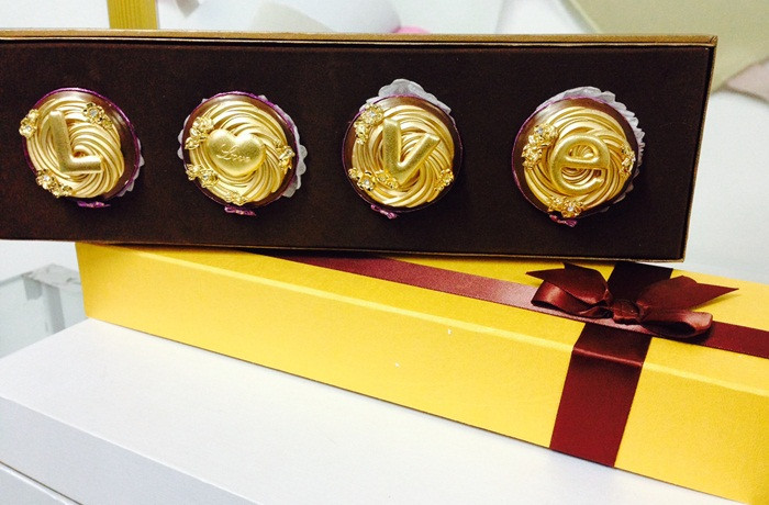 Chocolate sứ phủ vàng 24k có giá từ vài trăm đến vài triệu tùy theo chủ nhân muốn mua 1 viên hay cả hộp.