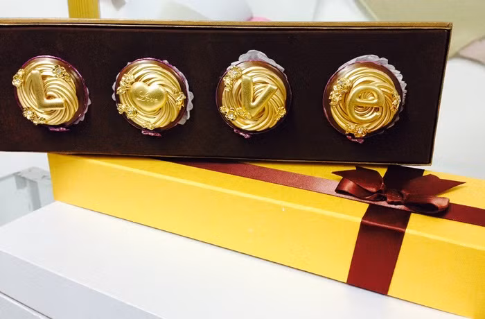 Chocolate sứ phủ vàng 24k có giá từ vài trăm đến vài triệu tùy theo chủ nhân muốn mua 1 viên hay cả hộp.