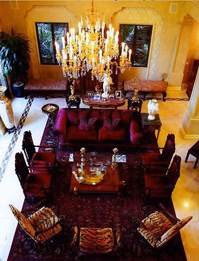 Ngô Mỹ Uyên bên kệ giày khủng tại tư gia của chị. Hồ bơi trong nhà. Phòng khách với trần nhà được dát vàng 24K. Hầm rượu.