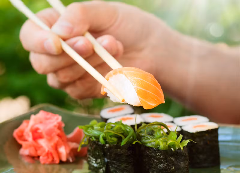 Cầu thủ Mancity đối đầu với thử thách dùng đũa