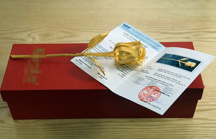 Hoa hồng đúc vàng 24k nguyên khối do một doanh nghiệp trong nước chế tạo có giá lên đến 200 triệu đồng. Trong mùa Valentine 2016, mẫu hoa này chỉ được sản xuất hạn chế 5 bông.