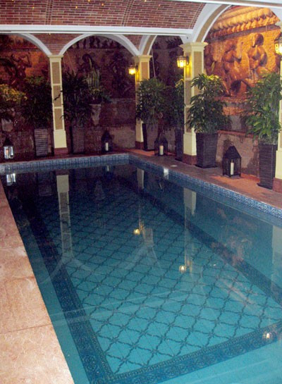 Ngô Mỹ Uyên bên kệ giày khủng tại tư gia của chị. Hồ bơi trong nhà. Phòng khách với trần nhà được dát vàng 24K. Hầm rượu.