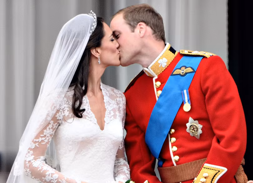 London, ngày 29/4/2011, cặp tân lang - tân nương Hoàng tử William và nữ công tước xứ Cambridge Kate trên ban công Cung điện Buckingham. Ngày Quốc tế Nụ hôn - Những nụ hôn nổi tiếng lịch sử thế giới