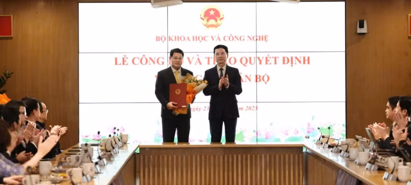 Bộ trưởng Nguyễn Mạnh Hùng trao quyết định bổ nhiệm cho ông Nguyễn Trường Giang.jpg