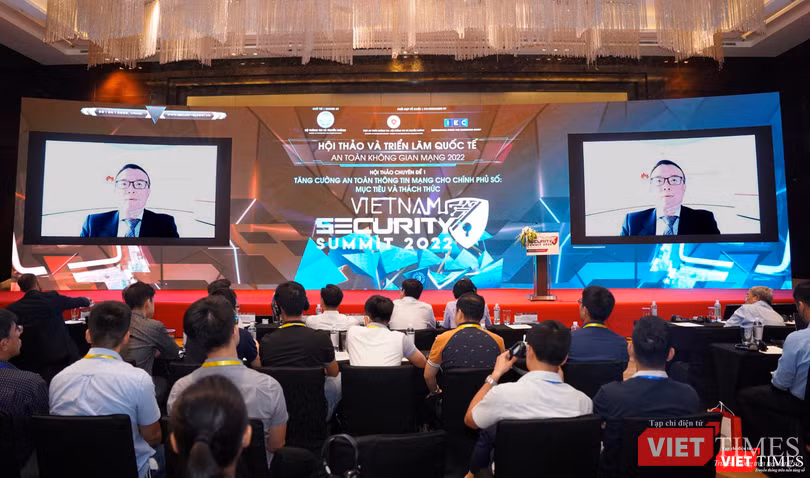 Ông Xiaoxin - chuyên gia cao cấp của Trung tâm An toàn Bảo mật Toàn cầu của Huawei đang chia sẻ.