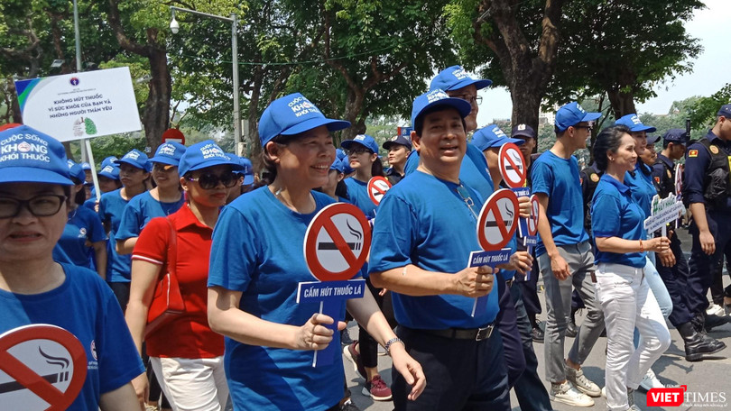 PGS.TS. Lương Ngọc Khuê - Cục trưởng Cục Quản lý Khám, chữa bệnh (Bộ Y tế), ông Kidong Park - Trưởng đại diện WHO tại Việt Nam cùng nhiều đại biểu đi bộ giữa trưa nắng để hưởng ứng Tuần lễ Quốc gia không thuốc lá.