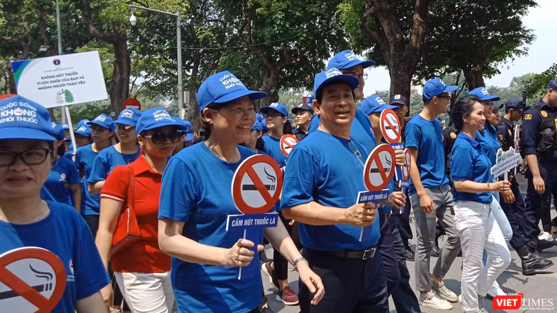 PGS.TS. Lương Ngọc Khuê - Cục trưởng Cục Quản lý Khám, chữa bệnh (Bộ Y tế), ông Kidong Park - Trưởng đại diện WHO tại Việt Nam cùng nhiều đại biểu đi bộ giữa trưa nắng để hưởng ứng Tuần lễ Quốc gia không thuốc lá.