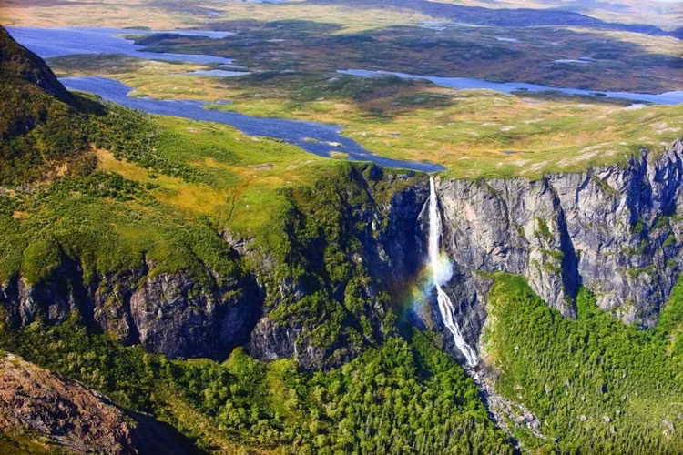 Vườn quốc gia Gros Morne có diện tích 1.805km2, được coi là vườn quốc gia rộng thứ hai ở Canada (đứng thứ nhất là Vườn quốc gia Torngat Mountains có diện tích là 9,600km2). Ảnh: boomsbeat.