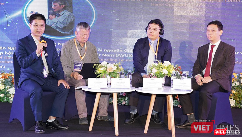 Ông Tô Hồng Nam (trái) cho rằng chuyển đổi số trong giáo dục cần được thiết kế đồng bộ, hệ thống và triển khai từng bước. Ông Tô Hồng Nam (trái) cho rằng chuyển đổi số trong giáo dục cần được thiết kế đồng bộ, hệ thống và triển khai từng bước.