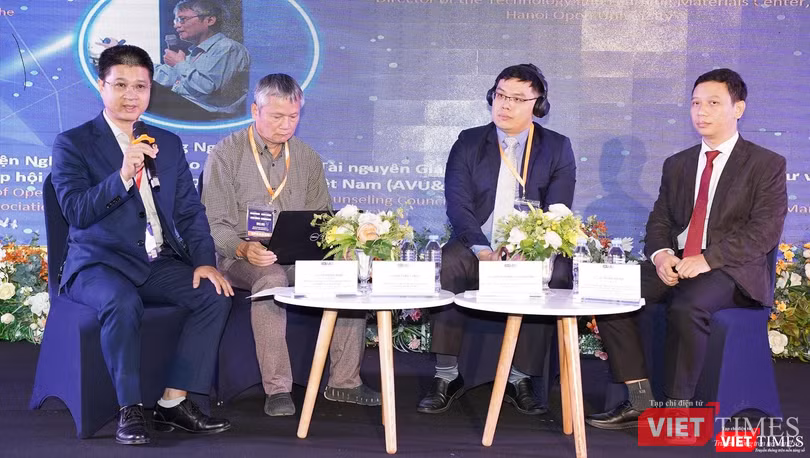 Ông Tô Hồng Nam (trái) cho rằng chuyển đổi số trong giáo dục cần được thiết kế đồng bộ, hệ thống và triển khai từng bước.