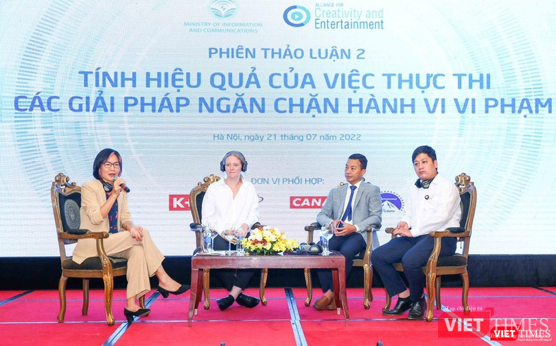 Ông Nguyễn Ngọc Hân - Tổng giám đốc Thủ Đô Multimedia (thứ ba trái sang) và các đại biểu trao đổi về các giải pháp ngăn chặn hành vi vi phạm bản quyền.