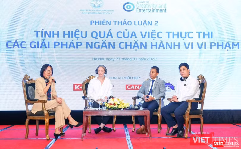 Ông Nguyễn Ngọc Hân - Tổng giám đốc Thủ Đô Multimedia (thứ ba trái sang) và các đại biểu trao đổi về các giải pháp ngăn chặn hành vi vi phạm bản quyền.