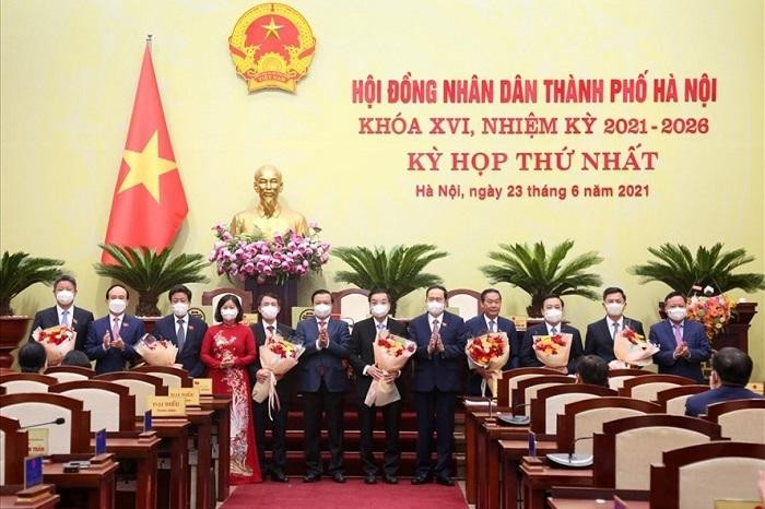 Phó Chủ tịch Thường trực Quốc hội Trần Thanh Mẫn, Bí thư Thành uỷ Đinh Tiến Dũng tặng hoa chúc mừng Chủ tịch và các Phó Chủ tịch UBND TP. Hà Nội tại kỳ họp thứ nhất, HĐND TP (tháng 6/2021).