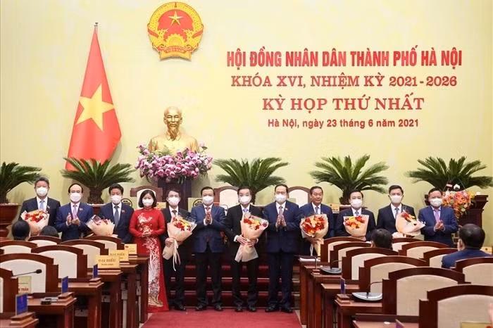 Phó Chủ tịch Thường trực Quốc hội Trần Thanh Mẫn, Bí thư Thành uỷ Đinh Tiến Dũng tặng hoa chúc mừng Chủ tịch và các Phó Chủ tịch UBND TP. Hà Nội tại kỳ họp thứ nhất, HĐND TP (tháng 6/2021).