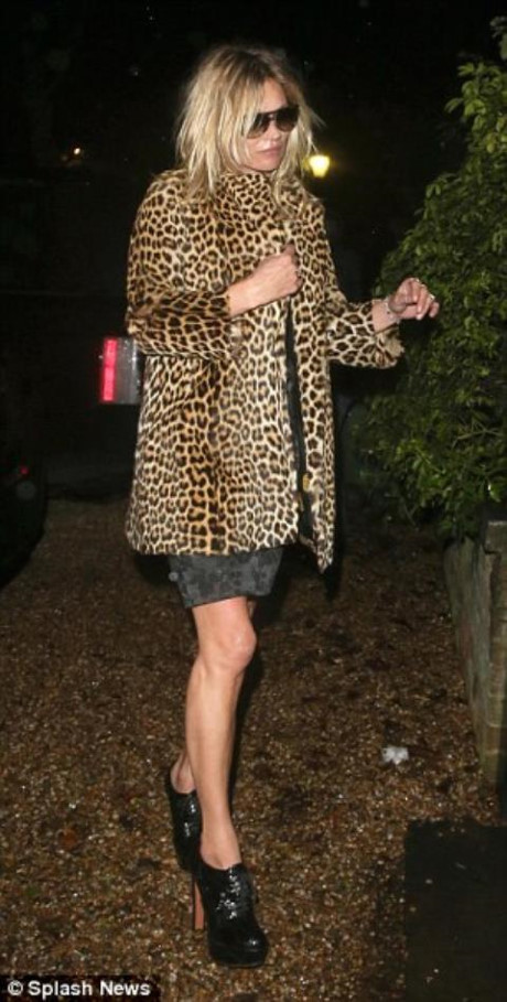 Các mỹ nhân 'mình hạc xương mai, đầu gối củ lạc”