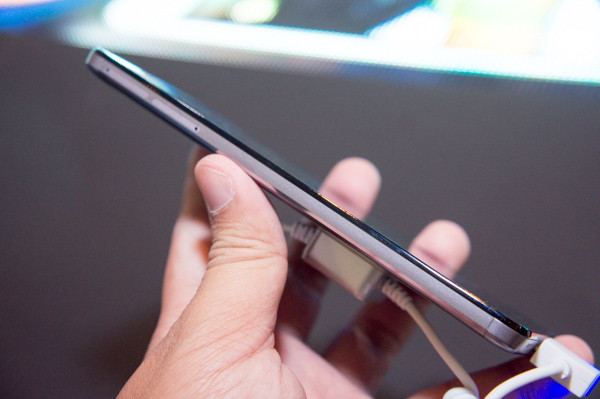 Cạnh trái GR 5 là hai khe cắm SIM