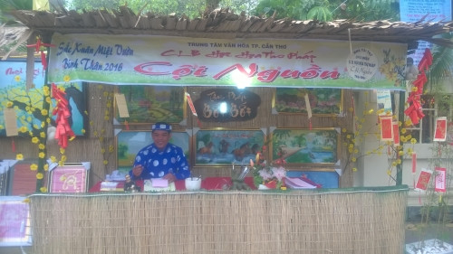 Với vẻ tươi cười đầy sắc xuân của Ông đồ khi cho chữ.